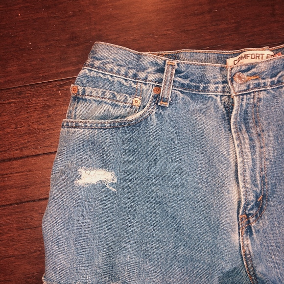 High waisted| Levi Shorts | Distressed | 560 - Picture 6 of 6
